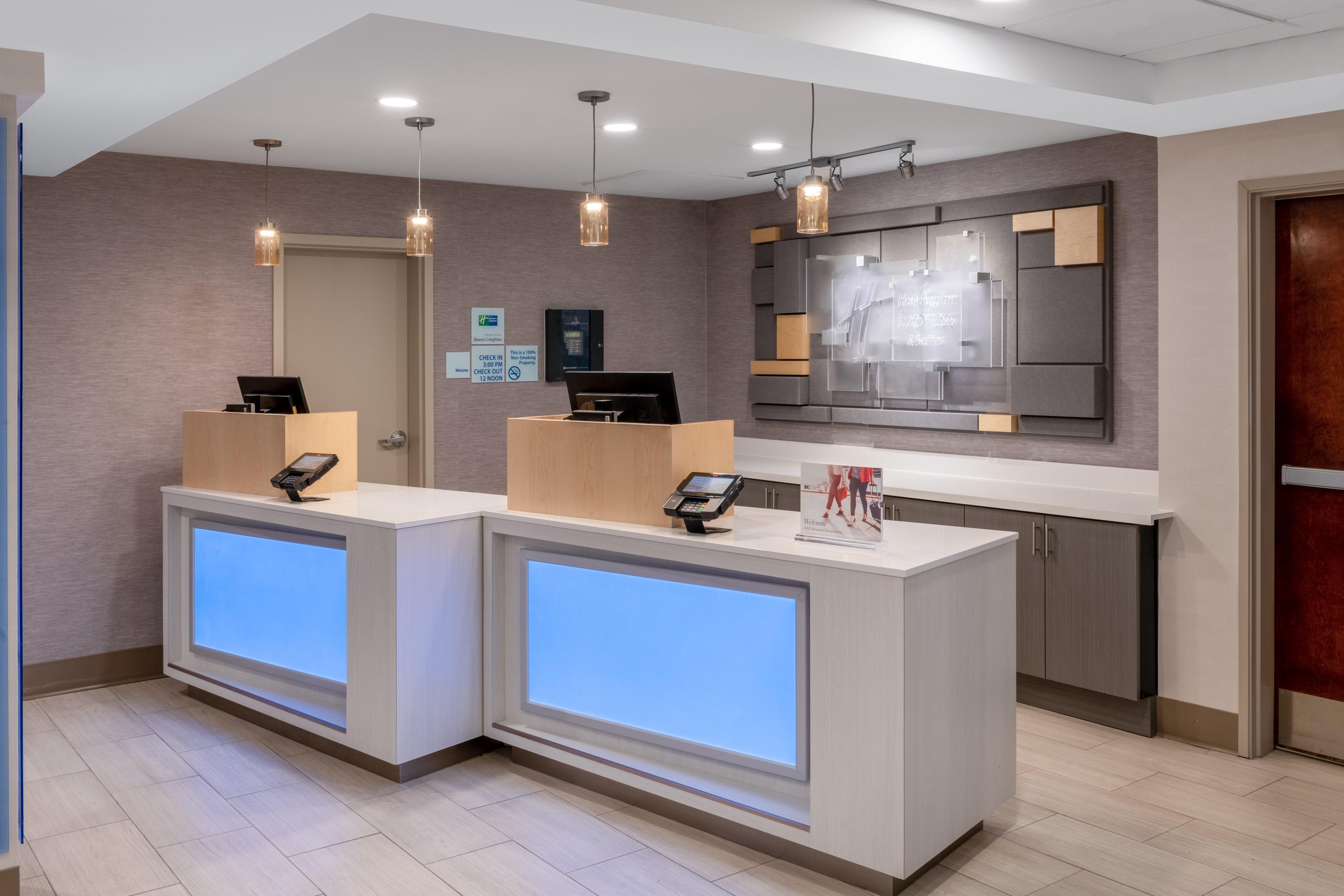Holiday Inn Express & Suites Colorado Springs-Airport By Ihg Екстериор снимка